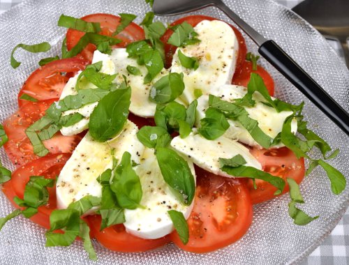 Tomat, mozzarella och basilikasallad Tomat, mozzarella och basilikasallad
